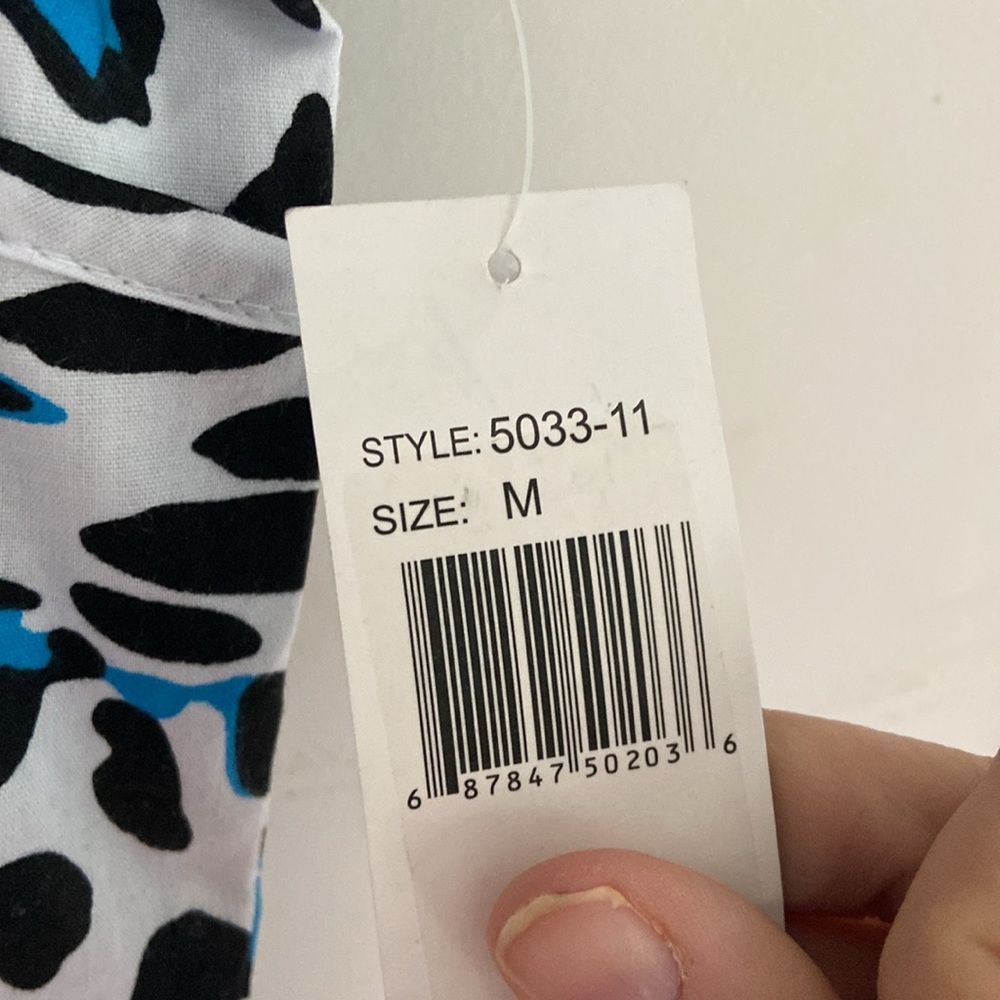 NWT! Cassandra O animal print size M scrub top, tie back! - Picture 4 of 4